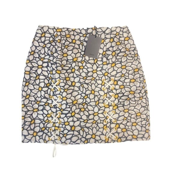 Revolve NBD Embroidered Miniskirt in White Daisy size Small Fits 4 NWT - Picture 2 of 6